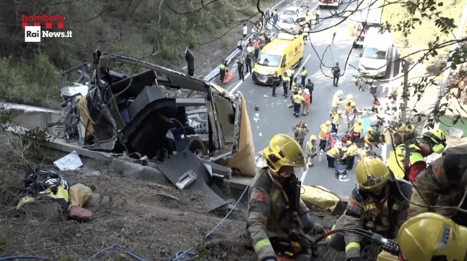 Incidente Autobus Spagna Mezzo Sospeso A Inizio Galleria