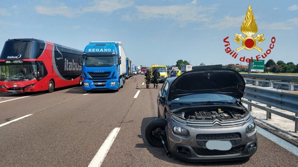 Schianto Camion - Autobus In Autostrada, Coinvolte Anche Due Auto