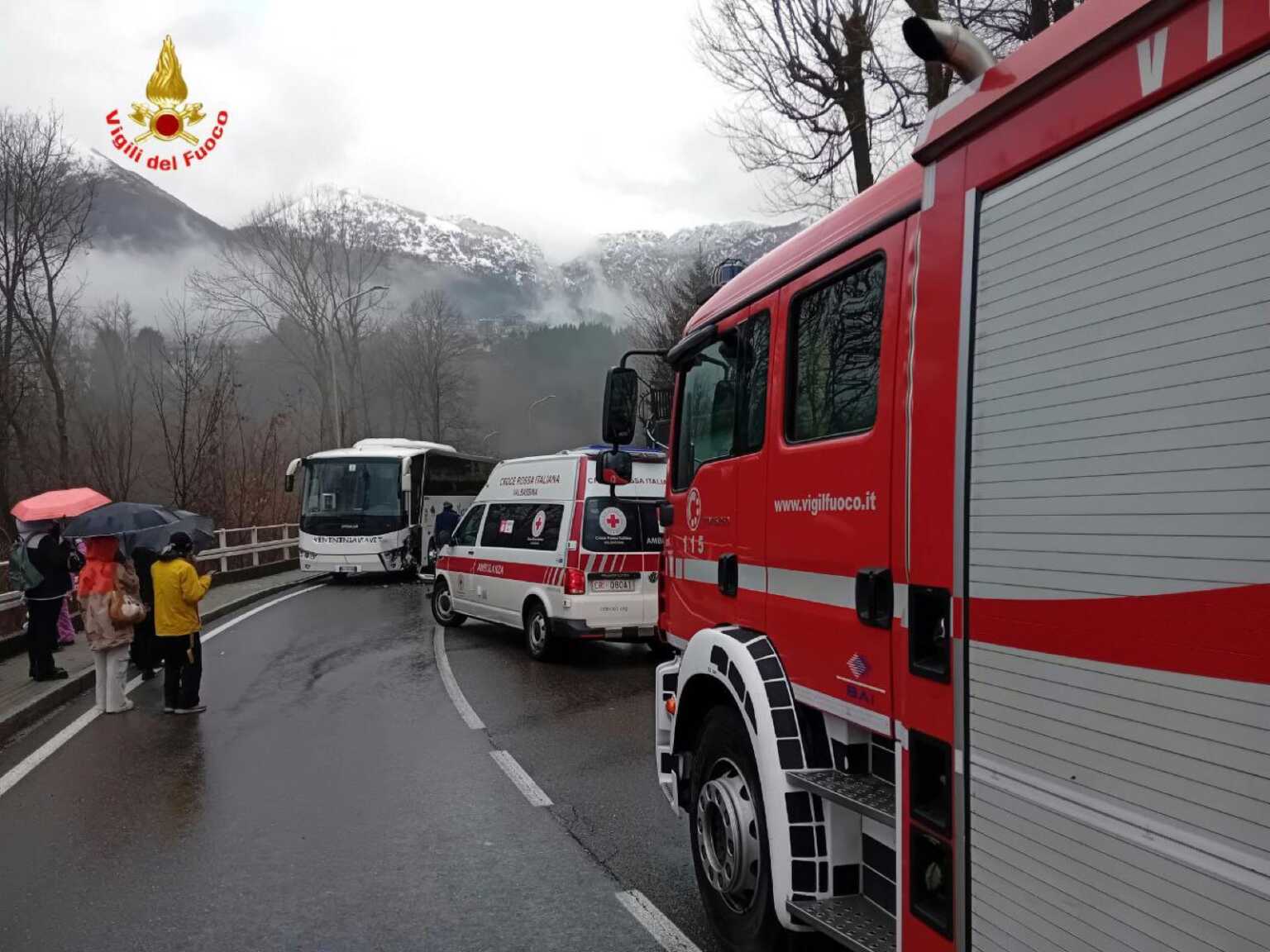 Incidente Tra Auto E Pullman Di Turisti: Due Feriti